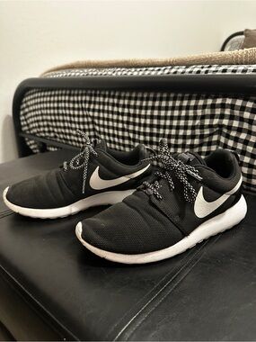 Nike Roshe One Black | Size 7
